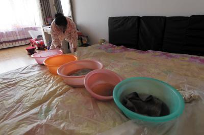 礼泉楼上漏水，住户失联，小区没物管，业主维权难！律师来支招……